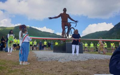 Pantani domina Montecampione e accoglie a braccia aperte i ciclisti