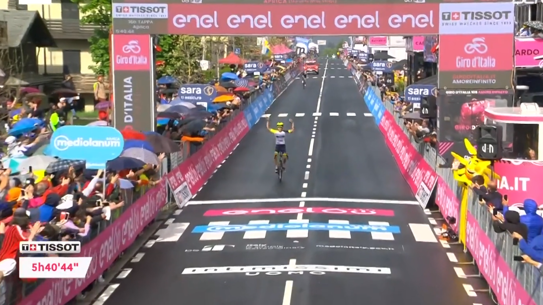 Con una fuga nel finale Hirt si aggiudica la tappa bresciana del Giro
