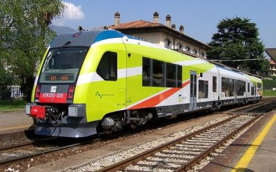 Sassi contro il treno per la fermata sospesa, paura per i viaggiatori della tratta Iseo-Brescia