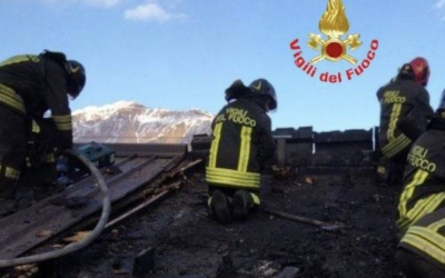 Incendio sul tetto di una falegnameria a Temù